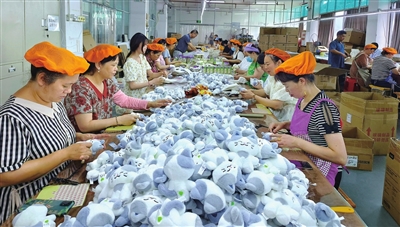 近日，重庆汇森玩具有限公司生产车间，工人们在制作卡通玩偶。