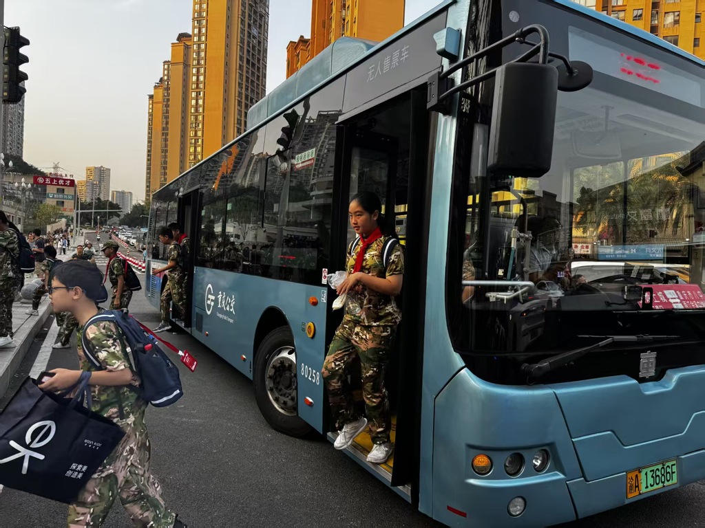 学生乘坐定制公交出行。受访者供图