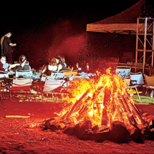 渝北山野音乐会浪漫上演 民谣烟花点亮星空之夜