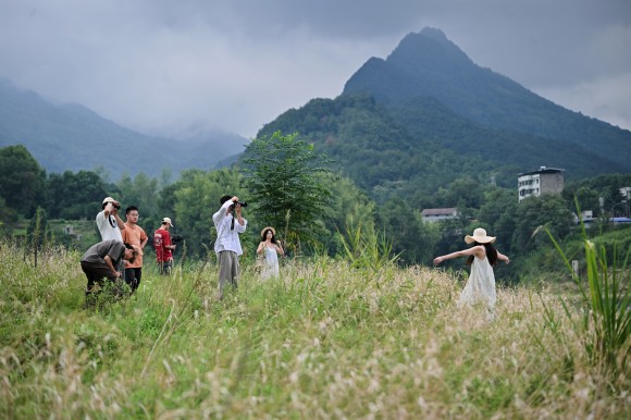 文旅达人在天池湖采风拍摄。熊桂伟 摄