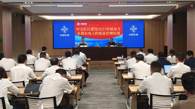 培训现场，中交长江建设质量月宣传展示。实习生 谭嘉怡 摄