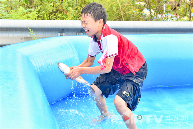 庆丰收趣味挑战赛。第1眼TV-华龙网 姬一鸣 摄