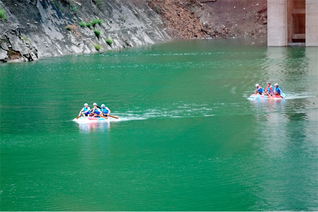 参赛选手换项橡皮艇项目。赛事组委会供图