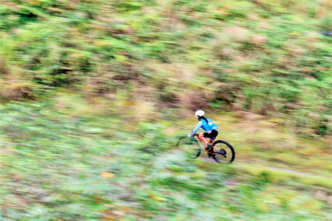 第二赛段山地车项目比赛中。赛事组委会供图