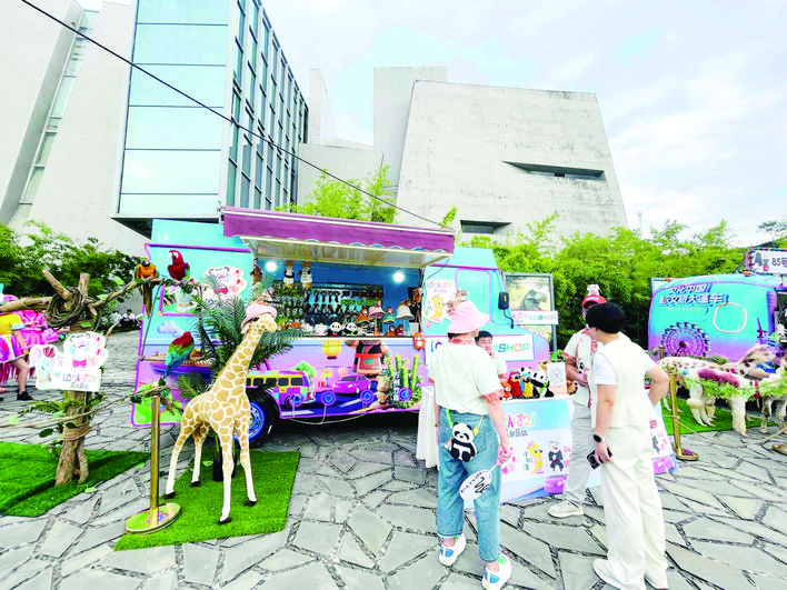 大篷车巡游引来市民围观。