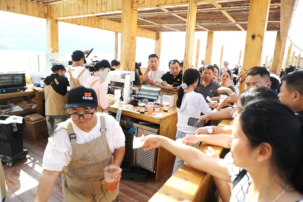 咖啡屋打拥堂。通讯员 余鸿 摄