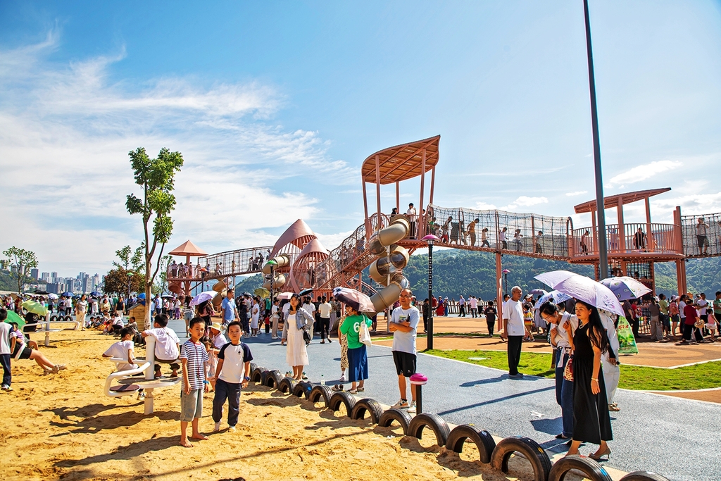 游人如织。通讯员 余鸿 摄