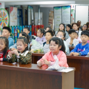 铜元局街道风临洲社区：流动儿童与家长共赴环保实践之旅，解锁‘废物变宝’新体验 ...